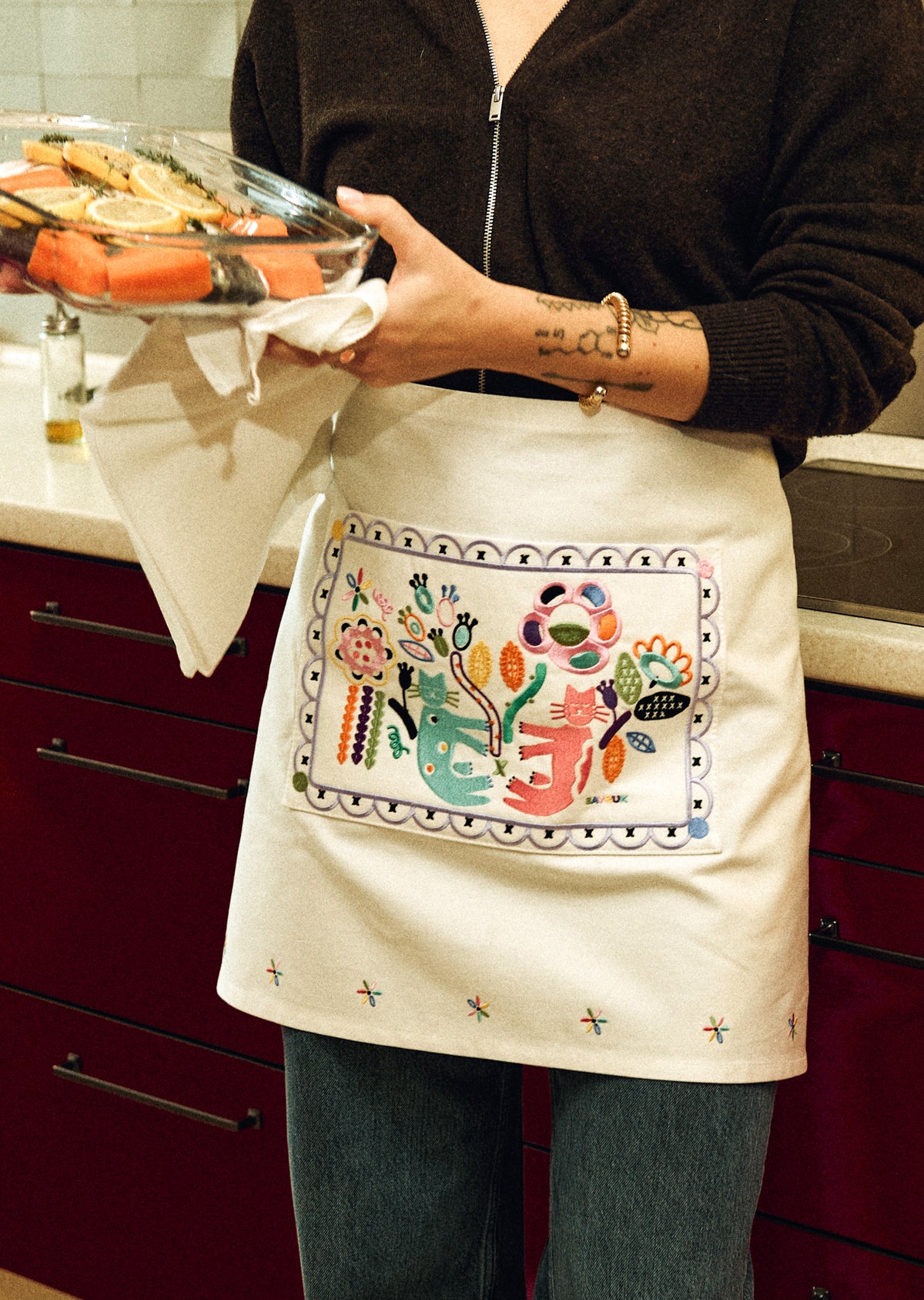 Apron with cats